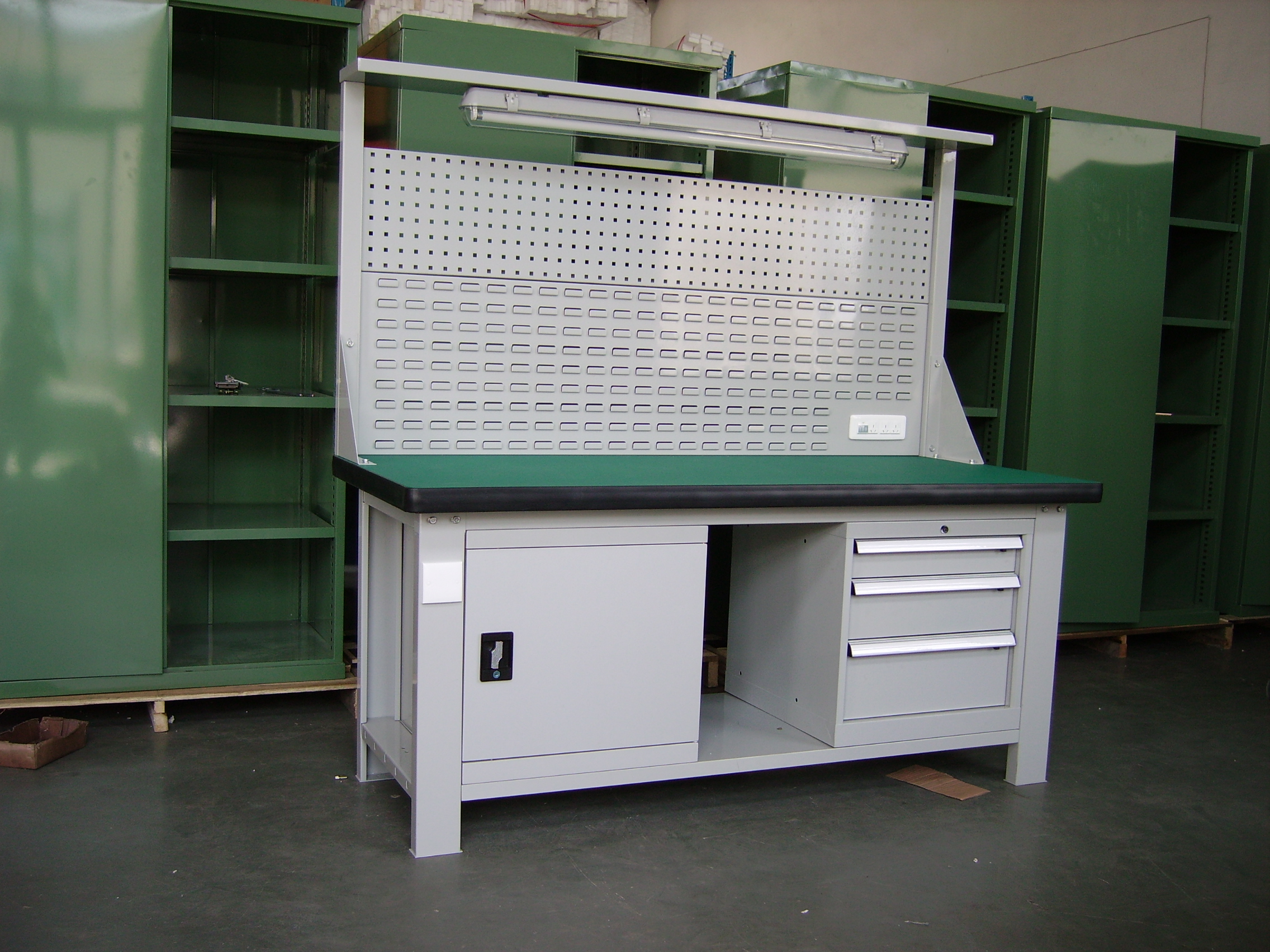 双吊柜挂板工作台.jpg